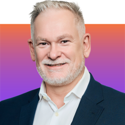 Jürgen Fiedler Jürgen Fiedler, Vorstand, CRO, auf farbigem Hintergrund