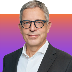 Philip Laucks Vorstand Philip Laucks auf farbenfrohem Hintergrund