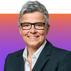 Pamela Schmidt-Fischbach Vorstand Pamela Schmidt-Fischbach auf farbenfrohem Hintergrund