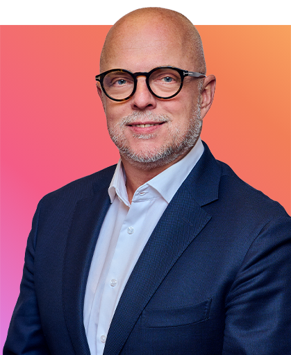 GGF Möglichkeiten Arthur Mandt vor einem farbenfrohen Hintergrund