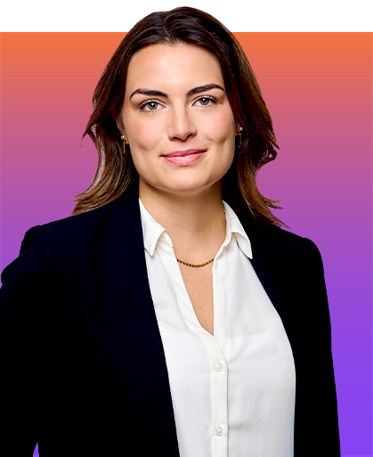 Lara Limberger Lara Limberger auf farbenfrohem Hintergrund