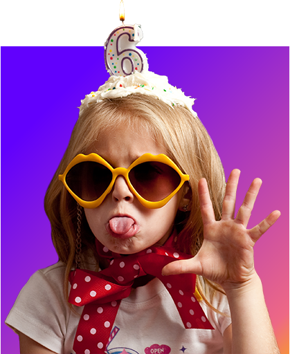 Sparen für Kinder 6-jähriges Mädchen zeigt die Zunge