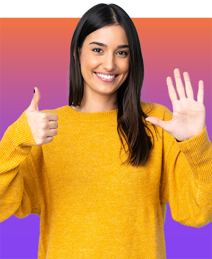 Beliebteste Fonds & ETFs Lächelnde junge Frau hält sechs Finger in die Höhe