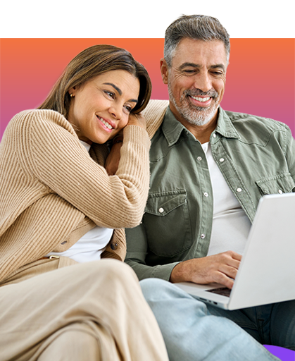 Altersvorsorge - jedes Alter hat seine Zukunft Lächelndes Paar mit Laptop auf dem Sofa