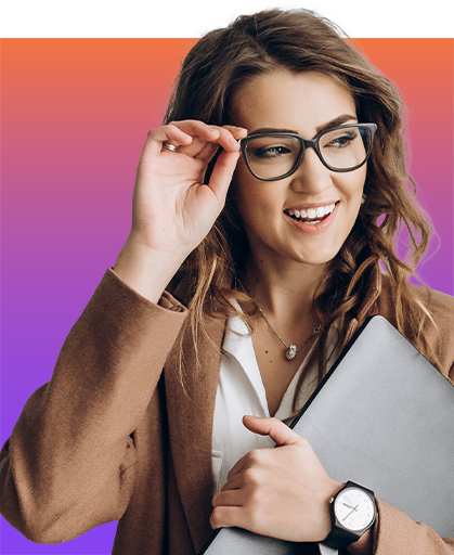 Lächelnde Frau mit Laptop