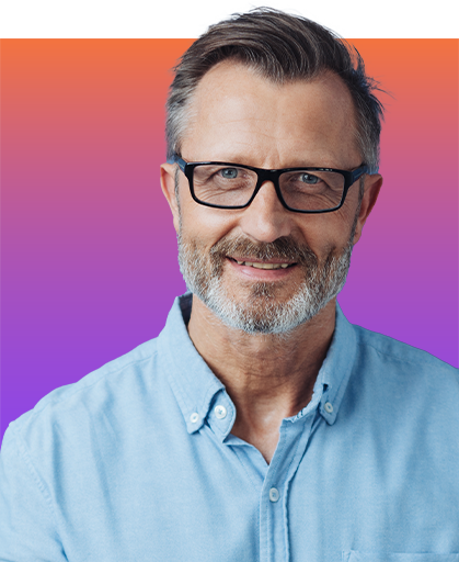 Robo Advisor Keyfacts Lächelnder Mann auf farbenfrohem Hintergrund